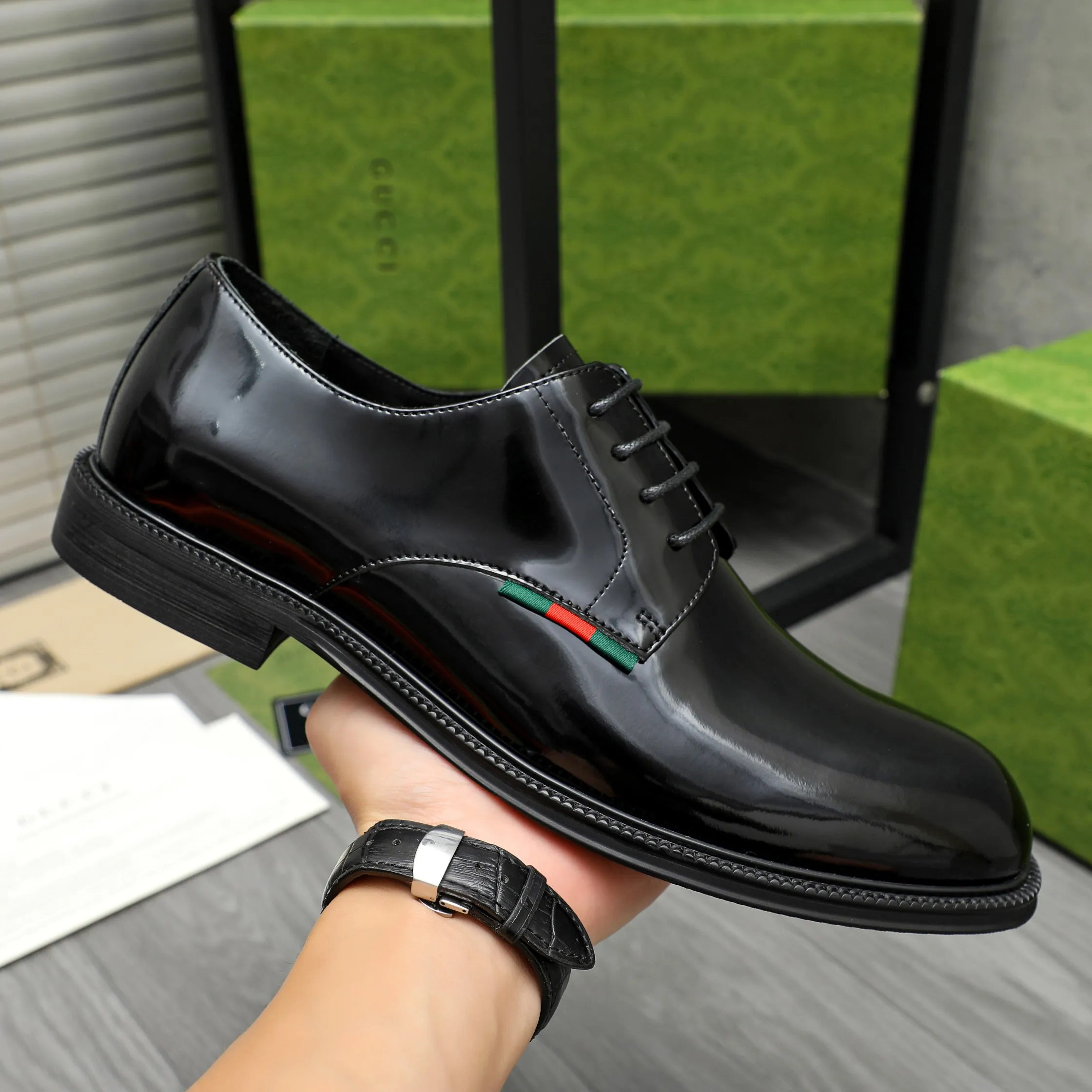 Men's shoes 💰500 Product trademark: GUCCI "Gucci" business lace-up leather shoes Regular size: 38-44 (45.46 custom-made, non-returnable) Product materials: Selected patent cowhide upper, cowhide lining, original rubber outsole